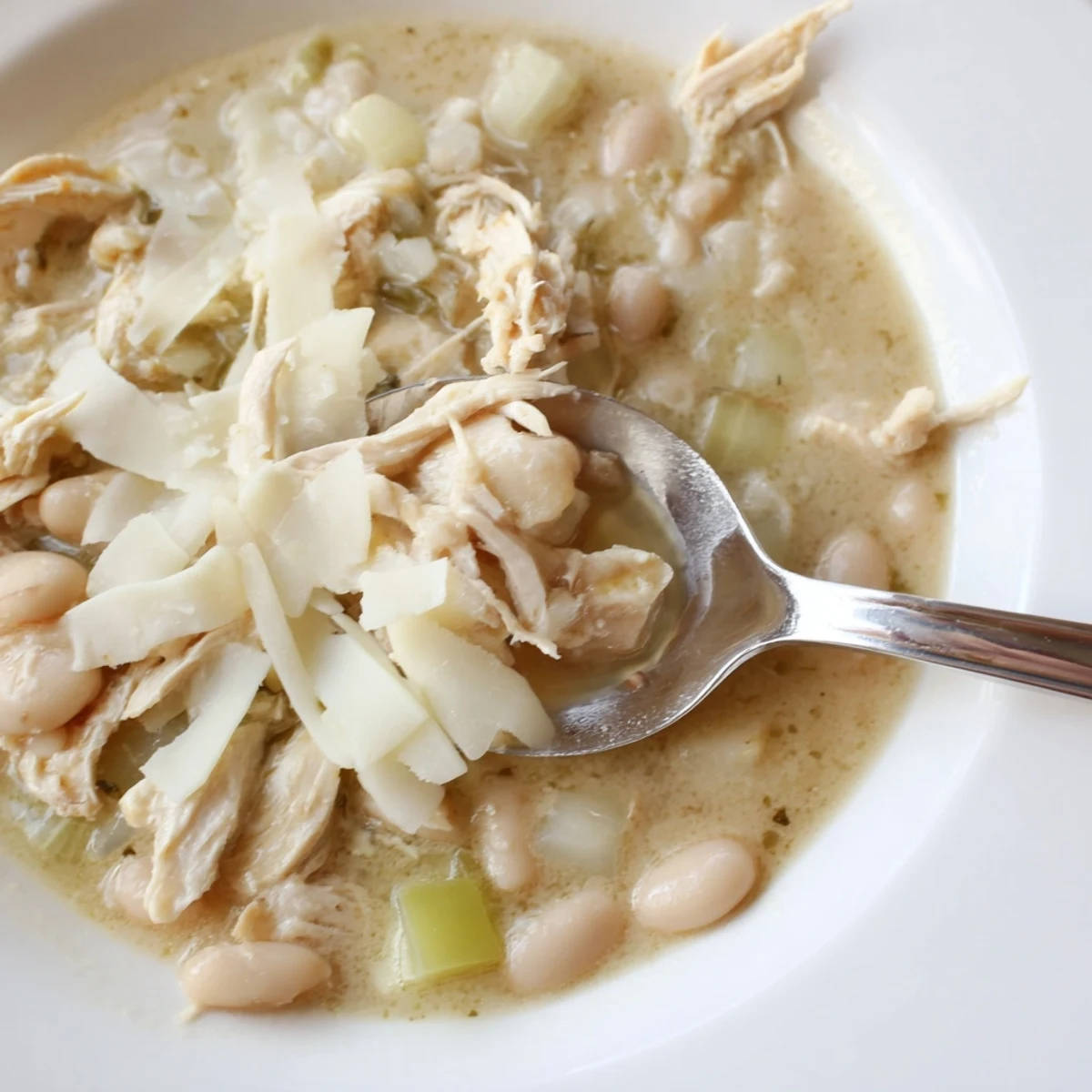 Hearty 35-Minute White Cheddar Apple Chicken Chili, featuring tender chicken and creamy white cheddar with apples.