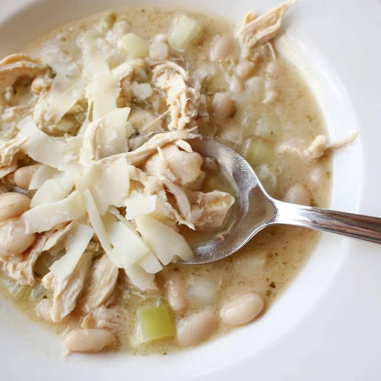 Hearty 35-Minute White Cheddar Apple Chicken Chili, featuring tender chicken and creamy white cheddar with apples.